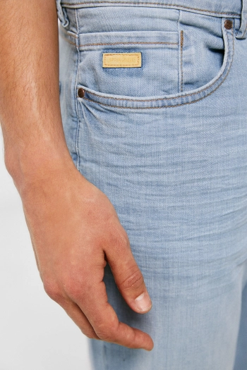Ультралегкие джинсы кроя slim fit средней потертости