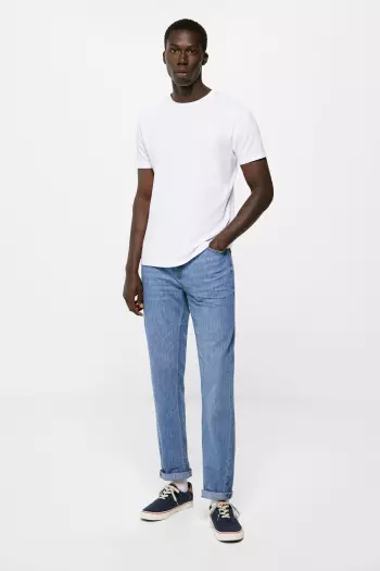 Сверхлегкие джинсы кроя regular fit с потёртостями