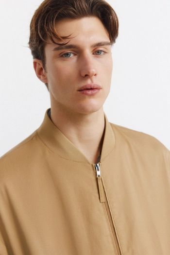 Легка куртка-бомбер із водовідштовхувальним ефектом