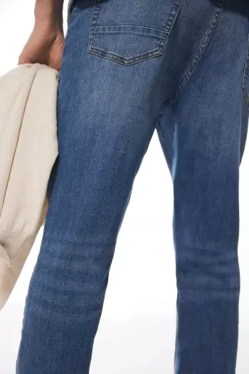 Джинсы кроя slim fit  средней потертости