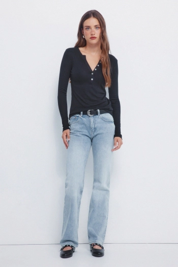 Приталенная футболка с пуговицами