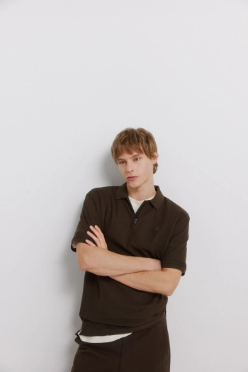 Поло пике классического кроя на молнии