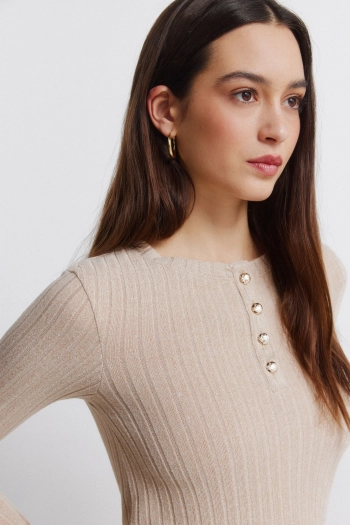 Футболка з ребристою горловиною на ґудзиках