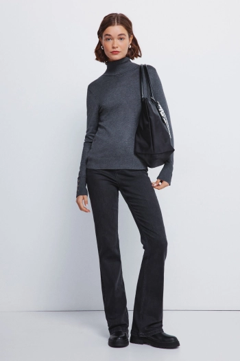 Джемпер с высоким воротником, пуговицами и манжетами