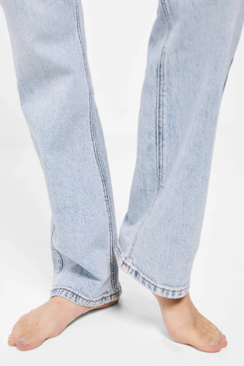 Прямі джинси з переробленої бавовни з екологічним фарбуванням