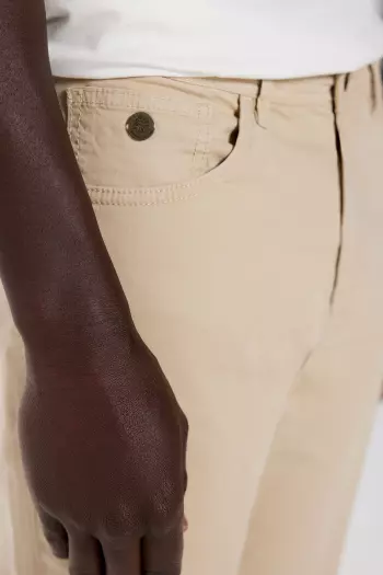 Легкі кольорові штани крою Slim fit з 5 кишенями