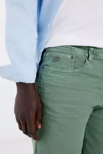 Кольорові шорти-бермуди крою slim fit
