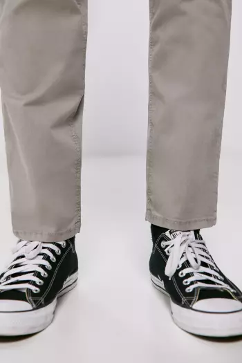 Легкі кольорові штани крою Slim fit із п'ятьма кишенями